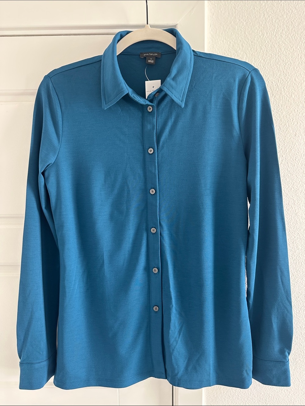 NWT Ann Taylor Women’s Teal Blue Long-Sleeve Button-Down Blouse Top Size Small